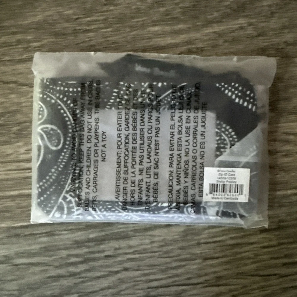 Vera Bradley NWT Stellar Paisley Zip ID Case with Key Ring